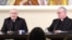 Los obispos chilenos Luis Fernando Ramos Perez (izq.) y Juan Ignacio González ofrecen una conferencia de prensa en el Vaticano el 14 de mayo de 2018.