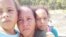 Elianni Villavicencio, esposa del preso político Alexander Verdecia, con las hijas de ambos, espera la asistencia de las autoridades en la azotea de un edificio de su poblado.