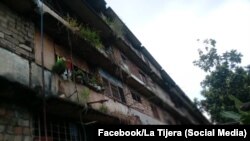 Un edificio multifamiliar en Punta Gorda, Moa, Holguín, se encuentra en peligro de derrumbe, poniendo en riesgo a sus residentes.