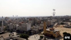 Vista de varios frentes de humo sobre distintos emplazamientos de Hamás, tras ser bombardeados por el ejército israelí, al este de la cuidad de Gaza, en la franja de Gaza, el 15 de noviembre de 2012. Foto de archivo.