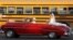 Una pareja de recién casados viaja en un viejo auto descapotable en La Habana (Cuba). 