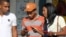 Jóvenes utilizan sus teléfonos celulares en Cuba