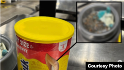 Intentaron transportar 64 balas de punta hueca ocultas dentro de un envase de Nesquik sabor fresa. 