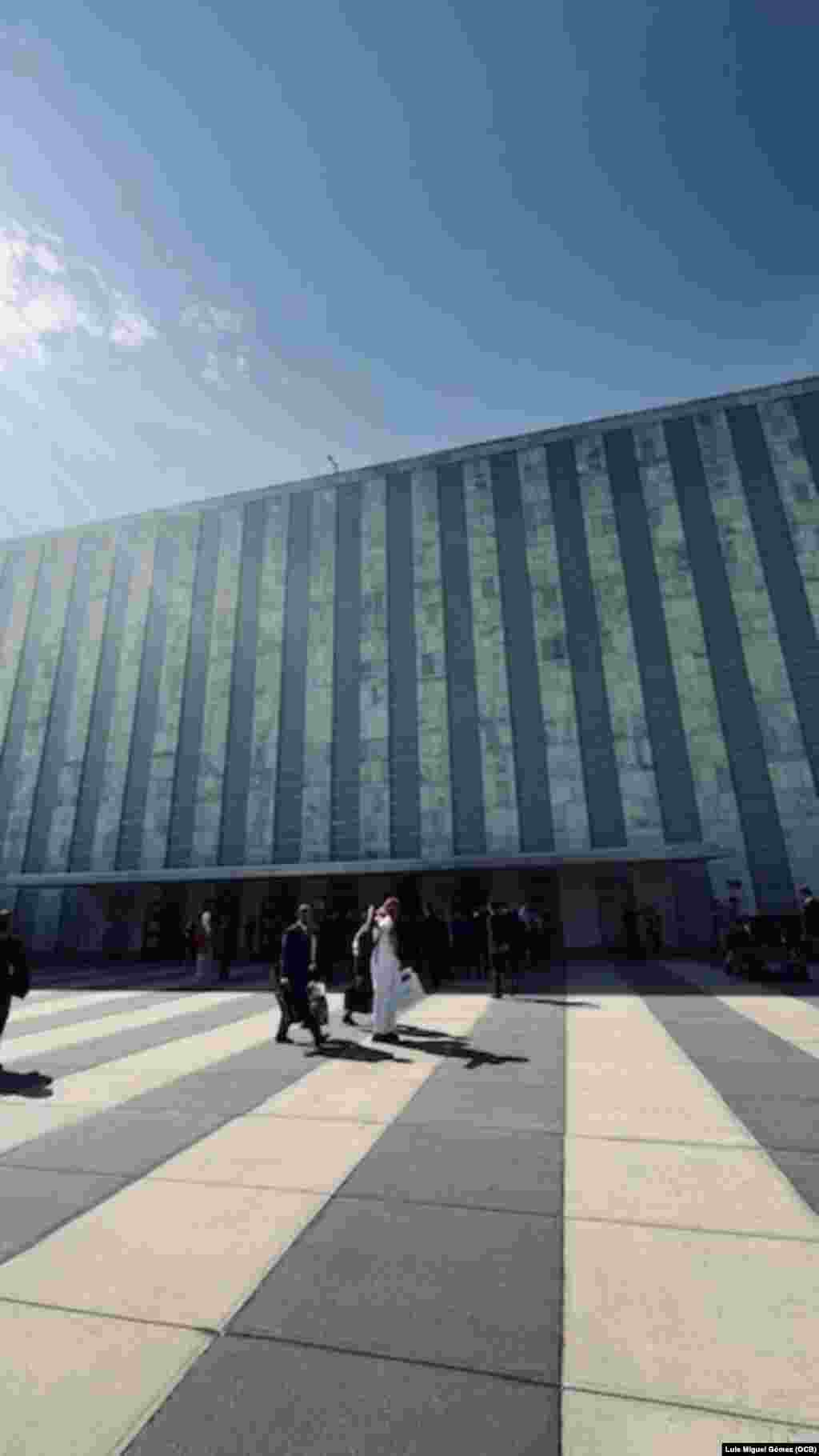 La jornada comenzó a las 9:00 a.m. con los discursos de apertura del Secretario General de la ONU, António Guterres, y de la presidenta de la Asamblea General, Annalena Baerbock. A continuación, se dio paso a las intervenciones de los líderes mundiales, entre ellos Luiz Inácio Lula da Silva (Brasil), Donald Trump (Estados Unidos), Recep Tayyip Erdoğan (Turquía), Emmanuel Macron (Francia), Gabriel Boric (Chile) y Gustavo Petro (Colombia), quien hablará en la sesión de la tarde.