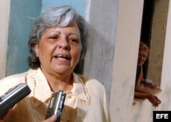 Martha Beatriz Roque Cabello conversa con la prensa luego de ser liberada mediante una licencia extrapenal.