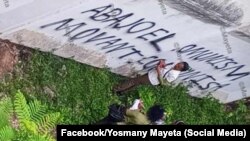 Un cartel antigubernamental en un muro de Santiago de Cuba. (Facebook/Yosmany Mayeta)