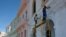 Obreros cubanos trabajan en el remozamiento de edificios y calles de La Habana.