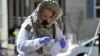 Una enfermera prepara una prueba de coronavirus para enviarla al laboratorio del Hospital de Somerville, Massachusetts, el pasado 18 de marzo (Foto: Joseph Prezioso/AFP).