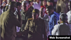 El exgobernante cubano Raúl Castro aparece en el acto por el 26 de julio, en Ciego de Ávila, custodiado por su nieto, Raúl Guillermo Rodríguez Castro, alias "El Cangrejo".