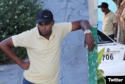 Agentes de la Seguridad del Estado en un operativo contra las Damas de Blanco. (Foto: Angel Moya)