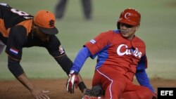 El cubano Frederich Cepeda en un partido de Clásico Mundial de Béisbol en Tokio, Japón.