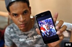 Julio Luis La O muestra una foto de su hermana, Emiley Sánchez.