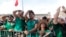 Aficionados de MéxIco lamentan un gol contra su equipo durante la transmisión del partido del Mundial de Rusia 2018 entre México y Suecia.