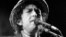Fotografía de archivo fechada el 3 de junio de 1984 que muestra al cantautor estadounidense Bod Dylan durante un concierto que ofreció en el estadio Olímpico de Múnich, Alemania. Dylan ganó hoy, jueves 13 de octubre de 2016, el premio Nobel de Literatura 