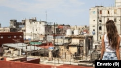 Tanques de agua en azoteas de La Habana. (Foto de referencia/Envato)