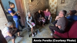 Hammer rodeado de los familiares del preso político Yoandri Gutiérrez Vargas, en Bayamo.