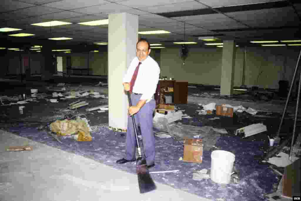 Ray Lora, del departamento tecnológico de Radio Martí,