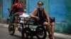 Una mujer viaja en un triciclo por una calle de La Habana tras comprar algunos alimentos en un mercado estatal. (AP/Ramon Espinosa)