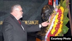 Roberto Monteiro colocó una ofrenda floral en el Memorial José Martí en la capitalina Plaza de la Revolución.