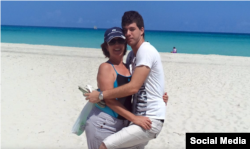 Feitó Cabrera junto a su hijo Alejandro Fernández Feitó, en Varadero, Cuba.