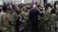 El presidente Joe Biden conversa con militares y sus familias durante una ceremonia en Fort Bragg, Carolina del Norte. (REUTERS/Leah Millis)