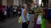 Los ancianos llevan la parte más difícil en medio de la crisis por el coronavirus en Cuba. (Yamil Lage/AFP)