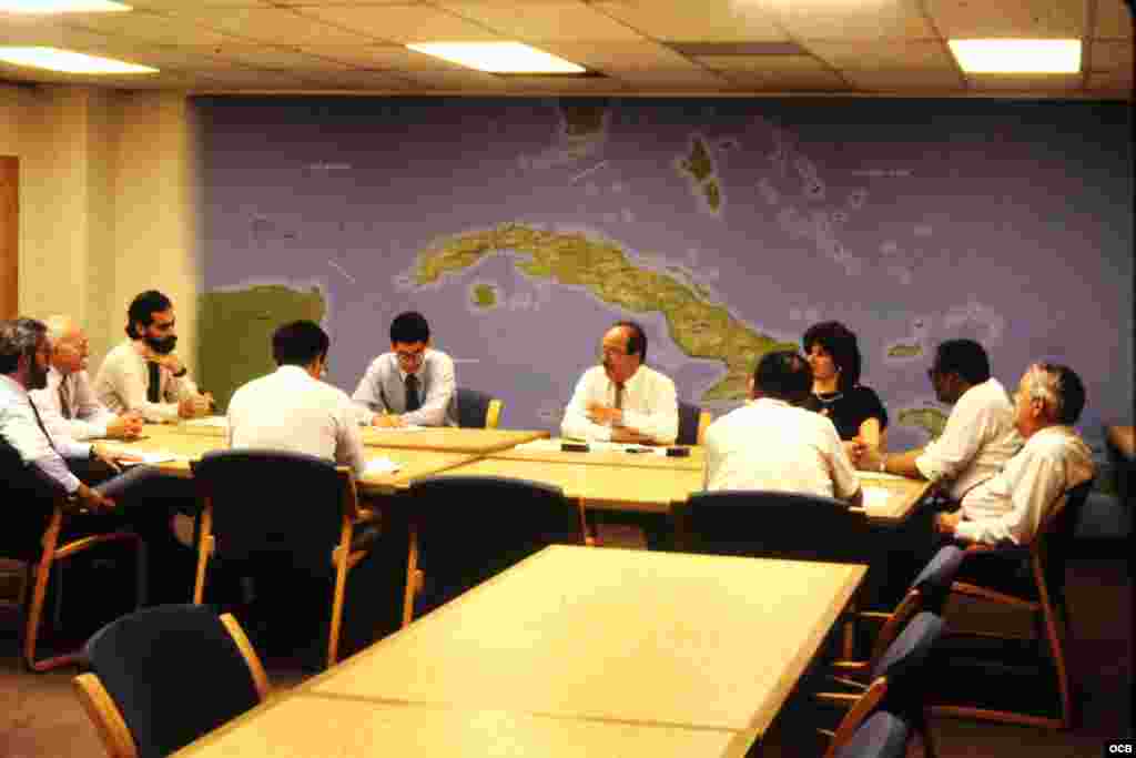 Una reunión editorial de Radio Martí, presidida por el director Ernesto Betancourt.