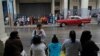 Habaneros hacen fila frente a un comercio que vende productos en dólares. REUTERS/Stringer