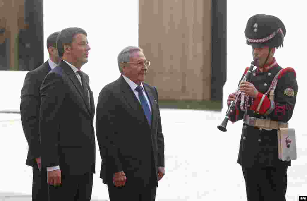 El Primer Ministro de Italia recibe a Raúl Castro en Roma.