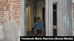 Puerta vandalizada de la casa del escritor camagüeyano Rafael Almanza