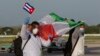 Médicos cubanos regresan a la isla al término de su misión en Italia. (Ismael Francisco/Pool via AP/Archivo)