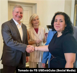 El nuevo Jefe de Misión Adjunto, Roy Perrin, y su esposa Michele saludan a la periodista de Cubanet, Camila Acosta.