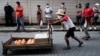 Un carretillero vende frutas y vegetales en una calle de La Habana. REUTERS/Alexandre Meneghini