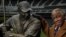 Orestes "Minnie" Miñoso junto a su estatua en el U.S. Cellular Field de Chicago.