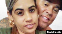 Maikel Puig Bergolla abraza a su esposa Saily Núñez. Foto tomada de Facebook @SailyNuñez