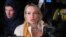 Marina Ovsyannikova habla con la prensa tras ser sometida por la policía a 14 horas de interrogatorio por su protestacontra la guerra en Ucrania en una transmisión en vivo de Canal Uno. (AFP)