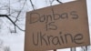 Un manifestante afirma que la región de Donbas es de Ucrania, no de Rusia. 