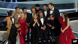 El elenco y equipo de "CODA" recibe el Oscar a la mejor película el domingo 27 de marzo de 2022 en el Teatro Dolby en Los Ángeles. (Foto AP/Chris Pizzello)