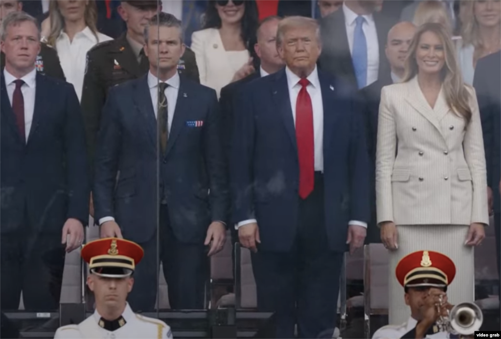 El presidente Donald Trump preside el desfile por el 250 aniversario del Ejército de los Estados Unidos. A su lado, la primera Dama de EEUU, Melania Trump y el secretario de Defensa, Pete Hegseth.
