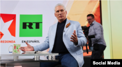 Díaz-Canel en Moscú, vistiendo la cinta durante una entrevista con medios Russia Today y el programa Mesa Redonda de la Televisión Cubana.