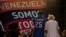 Henrique Capriles Radonsky, saluda a sus seguidores durante una caravana electoral en Barcelona (Venezuela). 