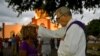 Un sacerdote bendice a un peregrino durante la procesión a El Rincón en adoración a San Lázaro, el 16 de diciembre de 2019. (Yamil Lage/AFP).