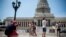 Turistas estadounidenses posan frente al Capitolio Nacional.
