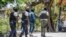 La policía está al acecho de otros presuntos asesinos del presidente haitiano Jovenel Moise frente a la Embajada de Taiwán en Puerto Príncipe, Haití.