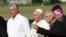 Mons. Aranguren (der.) recibió en 2015 al Papa Francisco (c), acompañado del primer vicepresidente cubano, Miguel Diaz-Canel. 