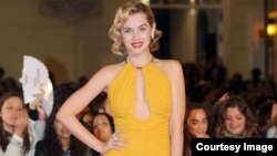 La actriz cubana Ana de Armas en la premier de la película Por un puñado de besos