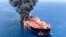 Un tanquero de petróleo tras ser atacado en el Golfo de Omán. 