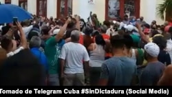 En una céntrica esquina del boulevard de Santa Clara los cubanos enfrentaron a los uniformados coreando "Libertad", el 11 de julio de 2021.