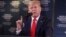 El presidente Donald Trump se dirige a la prensa en el Foro de Davos. 