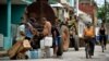Vecinos recogen agua de una pipa la mañana del martes en un barrio de San Antonio de los Baños, en la provincia de Artemisa (Yamil Lage/AFP).